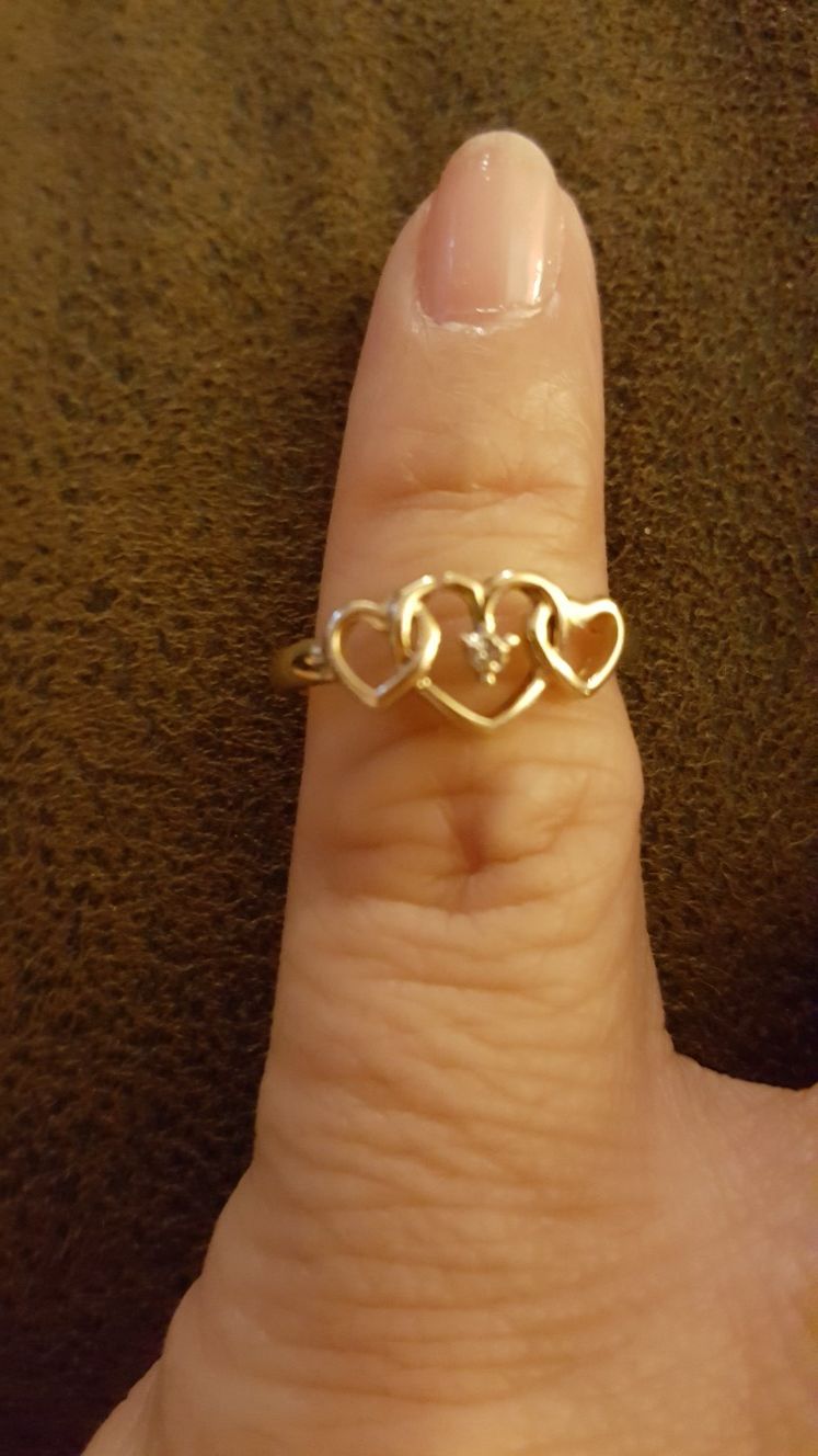 10 KT GOLD 3-HEART TOE RING WITH DIAMOND