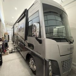 2018 Winnebago Adventurer