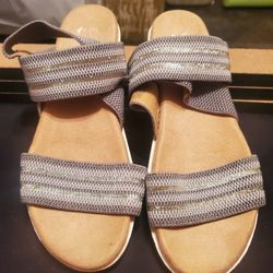 SO Women's Gray & Silver Metallic Stretch Elastic Comfort Sandles Size 9