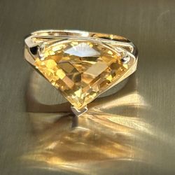 14k Solid Gold Ring W/ Citrine Genuine Stone.