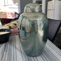 Adult urn