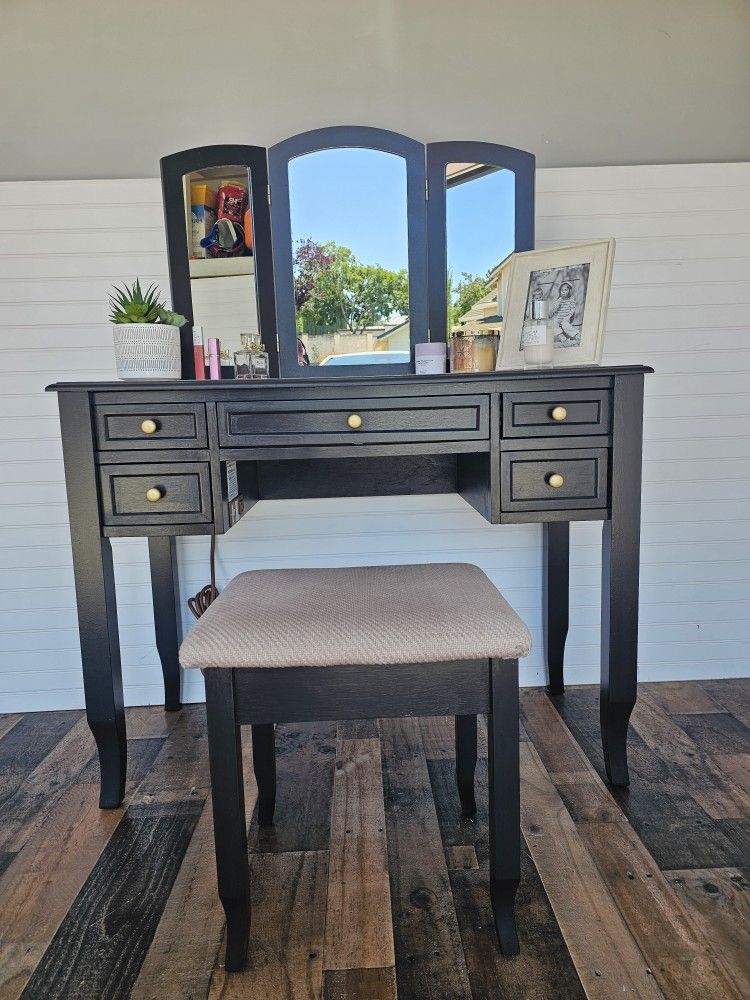 Realyn Vanity with Mirror & stool.
5 drawer. painted Semi gloss black caviar