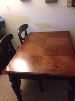 DINNER TABLE 4 extectedeble to 6. Need to sale today