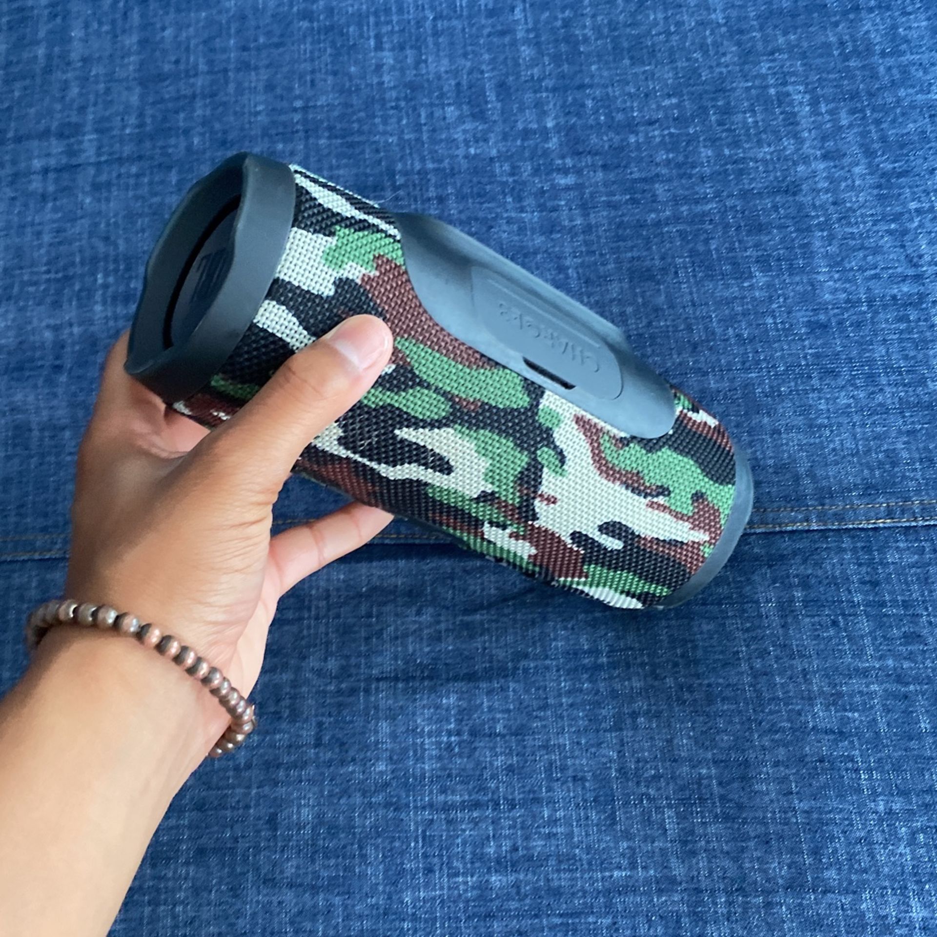 JBL Brand New Speaker Does Come With Chrarger