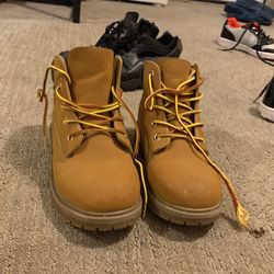 Boots Size 4