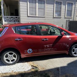 Nissan Leaf 2011 3000$ OR BEST OFFER NEED TO GET RID OF