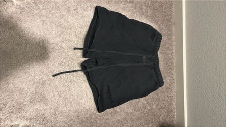 black essential shorts
