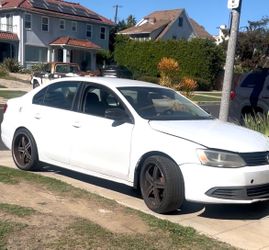 2013 White VW Jetta