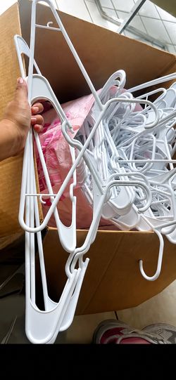 60 percheros x $10 / 60 clothes rack x $10