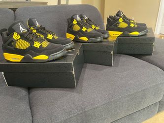 Jordan 4 Thunder yellow size 9.5