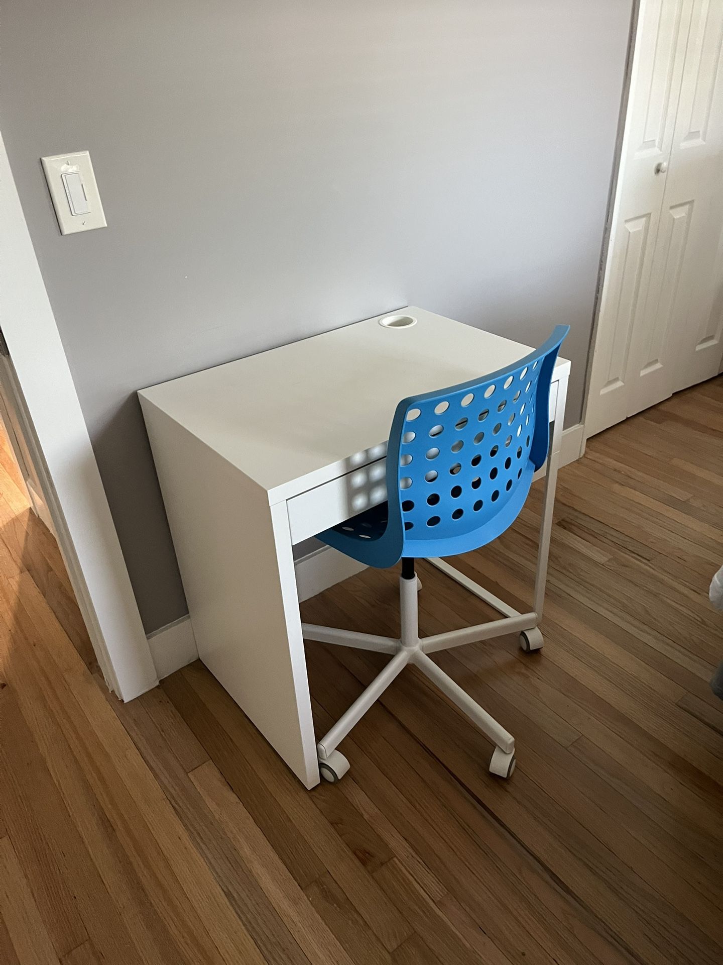 Desk W/Swivel Chair