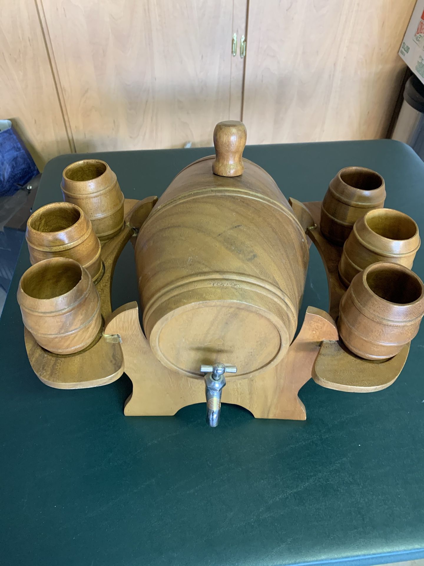 Vintage wooden barrel with 6 cups