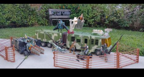 Kenner The Lost World: Jurassic Park Mobile Command Center & Snare Dirt Bike Set and Humvee