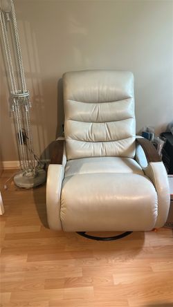 Swiveling electric recliner