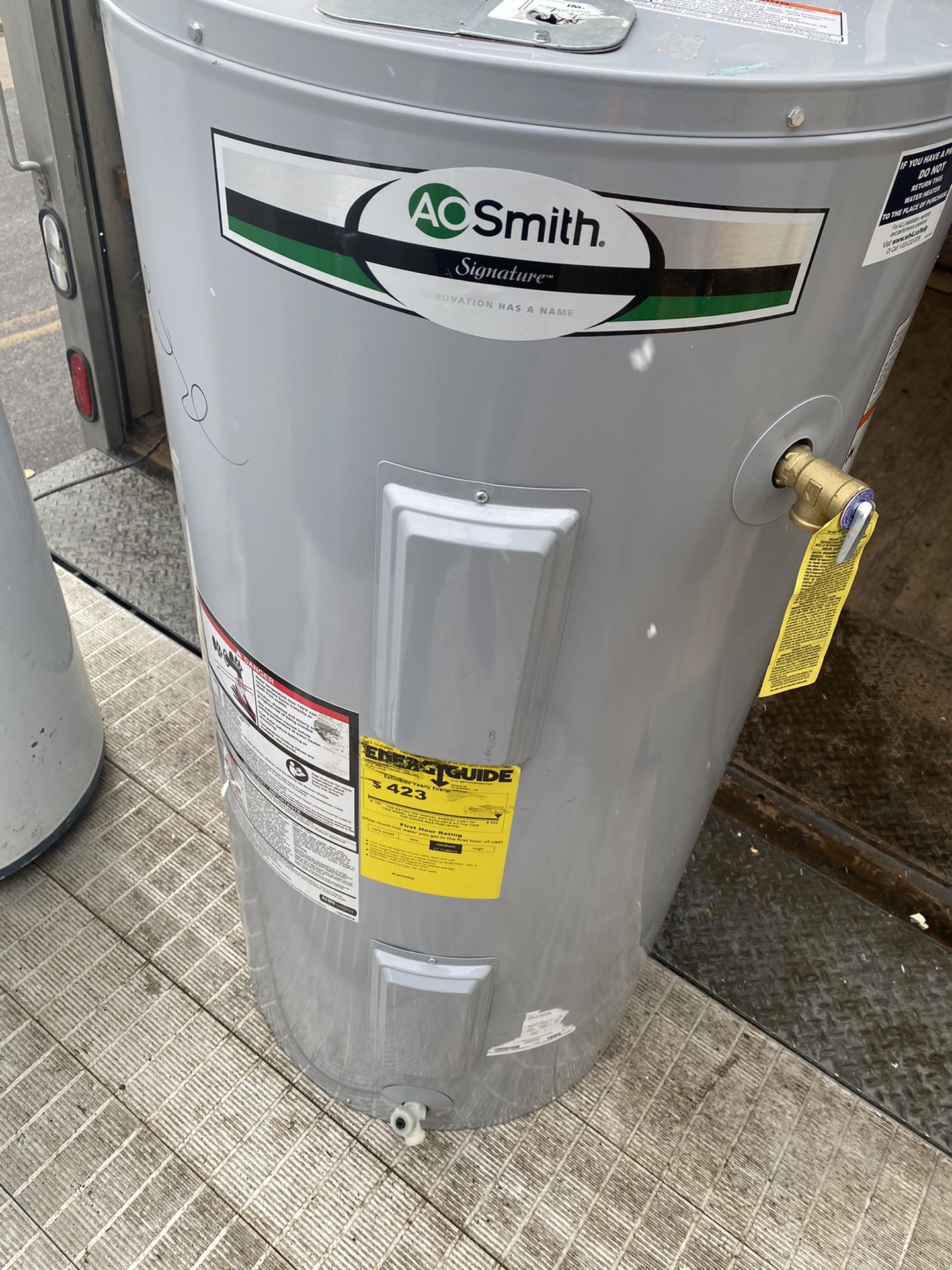 Electric water heater good shape free drop off