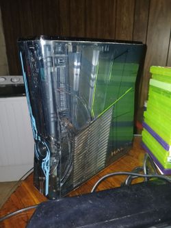 Super limited edition Halo 4 xbox 360, halo reach controller plus 2 black controllers and many games and 2 battery packs,kinect, more