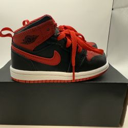 JORDAN 1 MID (TD) BLACK / FIRE RED TODDLER