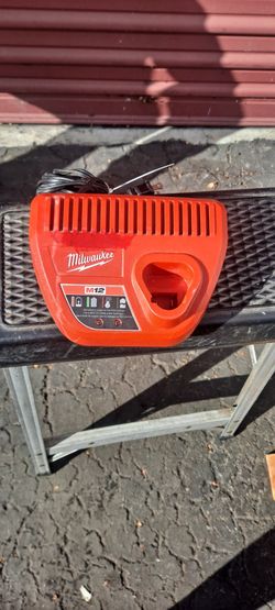 Milwaukie M12 Rechargeable PowerPoint Battery Pack Charger