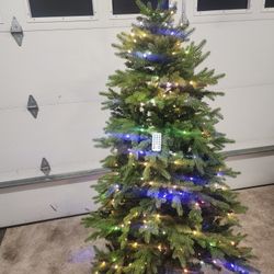 *** NEW- CHRISTMAS TREE W/ REMOTE ***