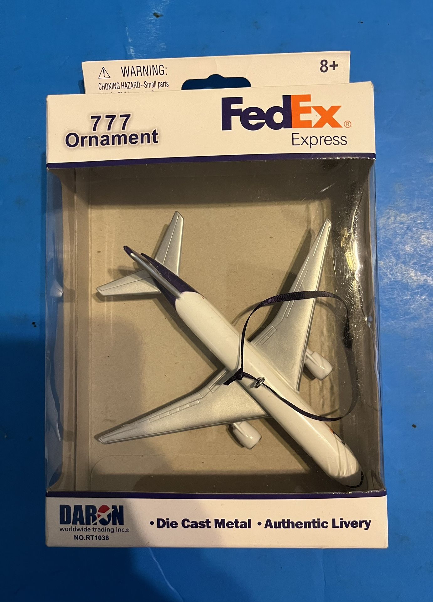 Rare Brand new fedex Boeing 777 ornament Die cast metal from Daron NO. RT1038