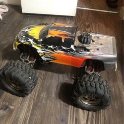 TRAXXAS SMALL ENGINE TRUCK 