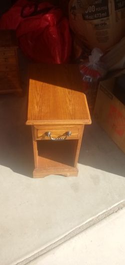 Great Condition Night Stand With Handle Drawer. First 15$ Takes