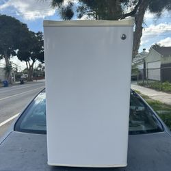 G E Medium Sized Refrigerator