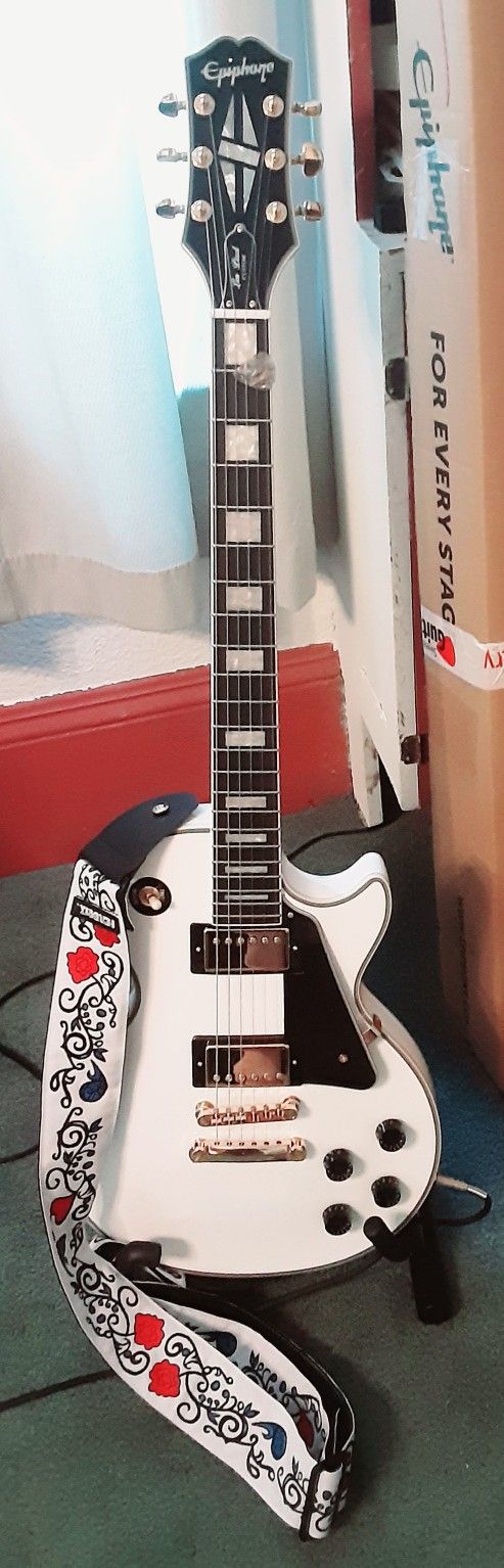 Les Paul Pro Epiphone Guitar/ Boss Katana 50W Amp / Guitar Hardshell Case / Guitar Strap