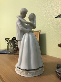 Bride and groom statue