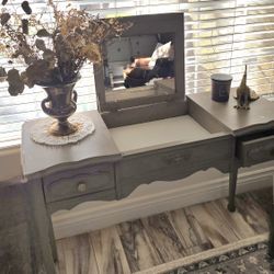 French Provincial Vanity With MIRROR, So Pretty!