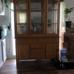 Broyhill Fontana 2-Door China/Hutch set