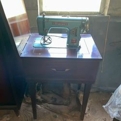 Stradivaro Sewing Machine - Works 