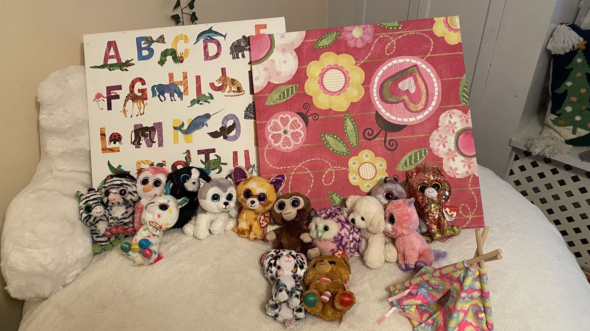 Lot If Beanie Boos And Tent