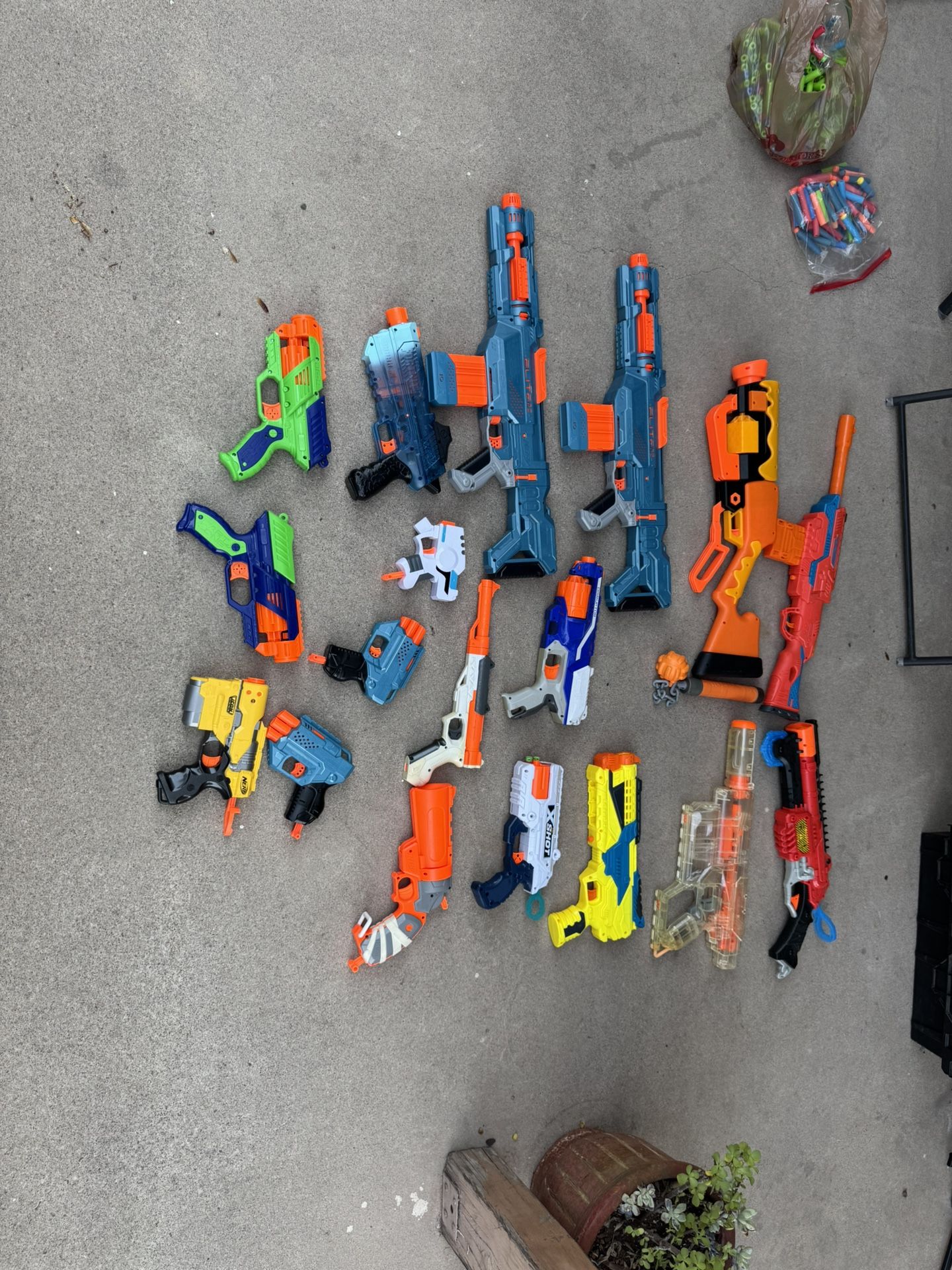 18 Nerf Guns And Darts