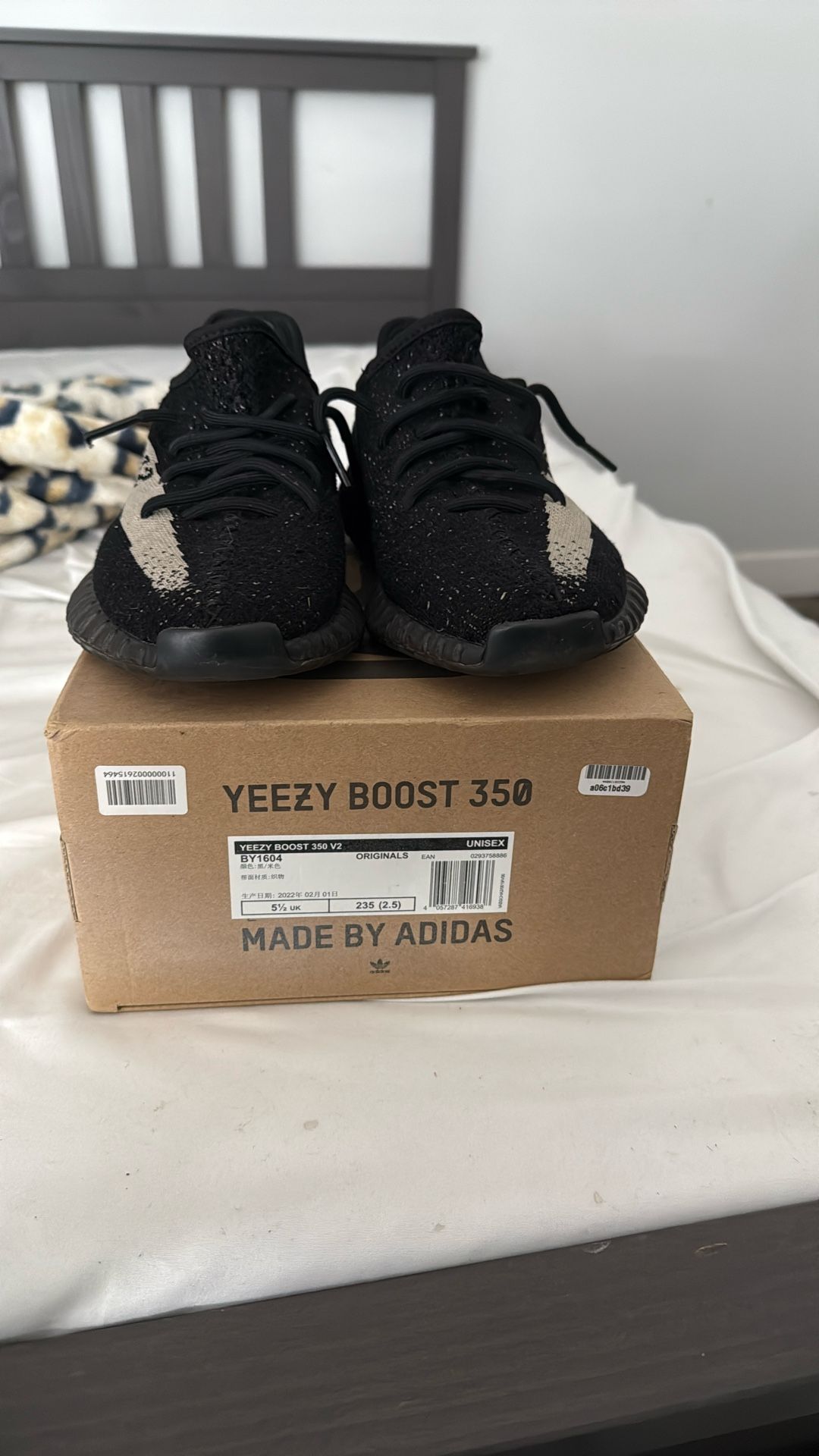 Used yeezy 350 Oreo