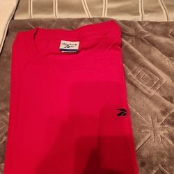 Vintage Reebok Solid Red Short Sleeved T-Shirt with logo graphic on the front in a size LARGE.
***** Cash 💸 only, please. Front door pick-up only.