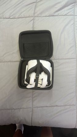 Meta Quest 2 & Carrying Case