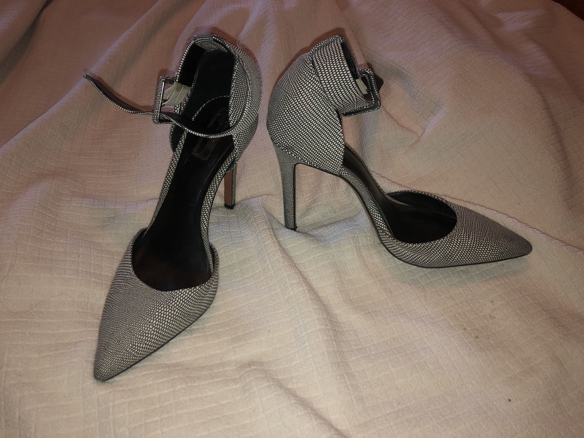 Jessica Simpson shoes heels size 7 elegant black and white pointy shoe