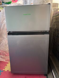 Hisense 3.1-cu ft Mini Fridge with Freezer