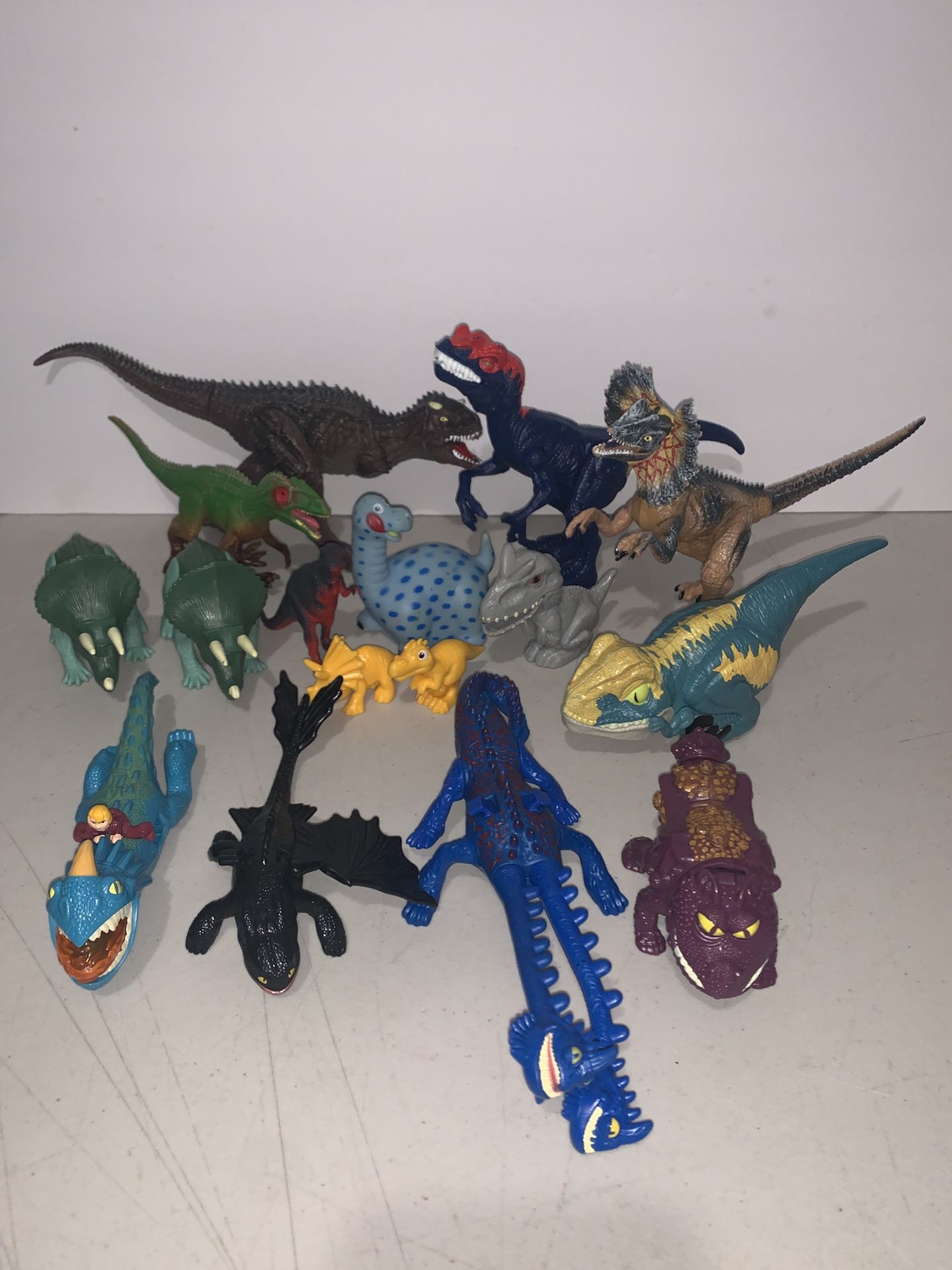 Bag of various different dinosaur figures 