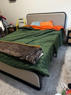 Queen bed w/mattress