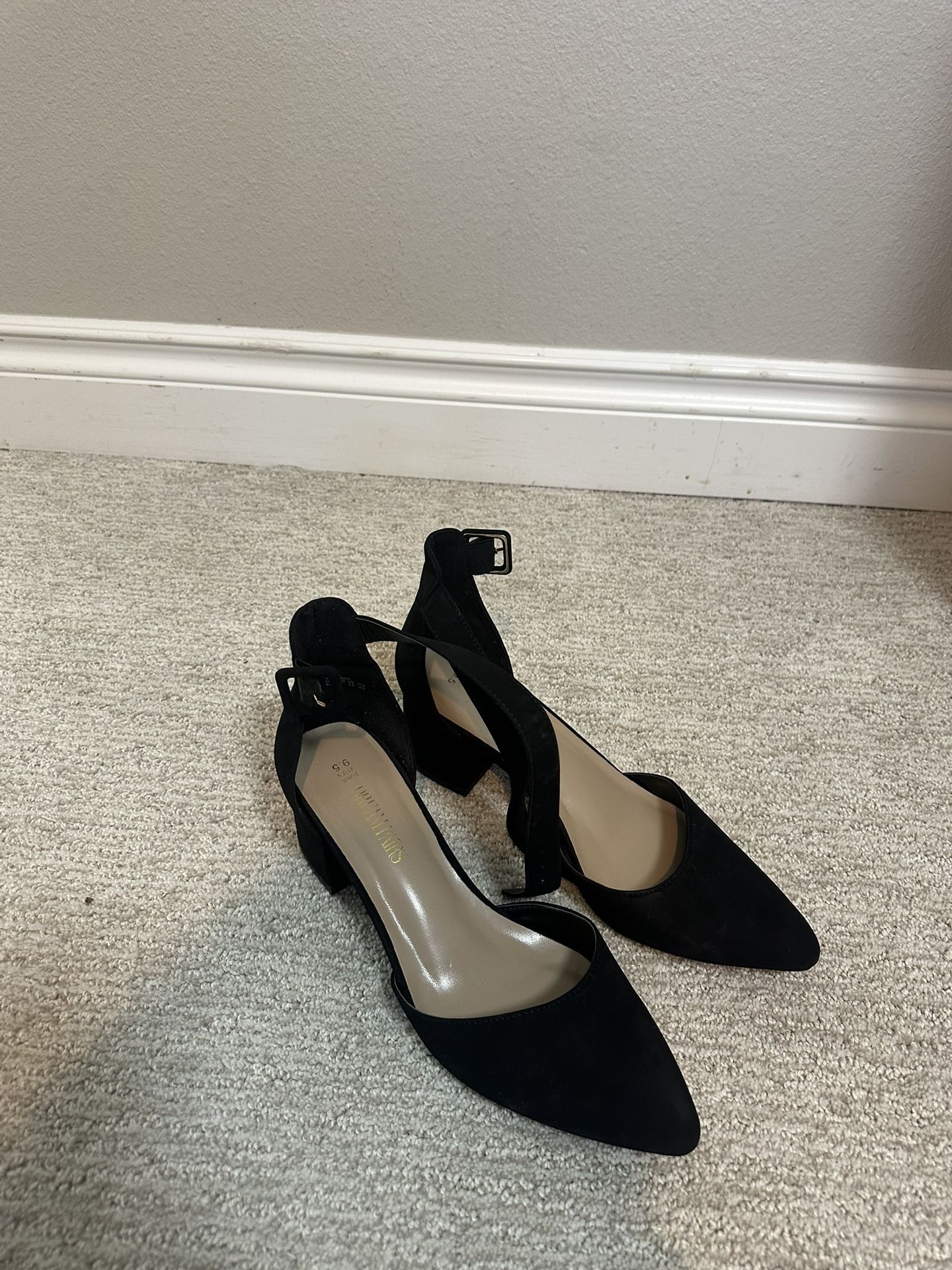 Women black pumps