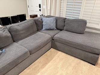 Sectional couch with pull out bed