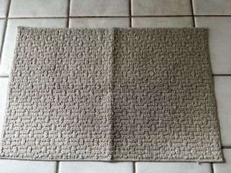 White Textured Bath Mat Rug 30x20 never used