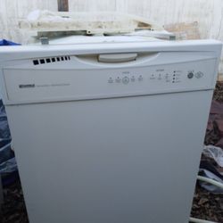 Dishwadher Kenmore.
