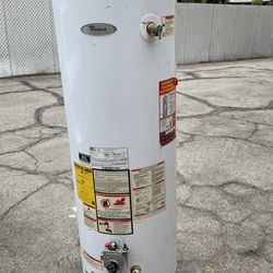 Whirlpool 40 Gallon Water Heater Still Works  Good 159$ OBO