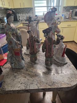6 ceramic Chinese dolls