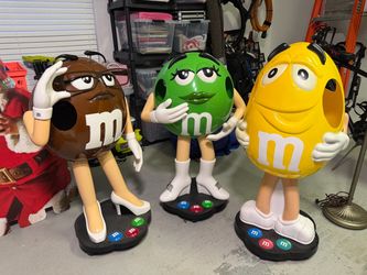 M&M Character Store Dispays