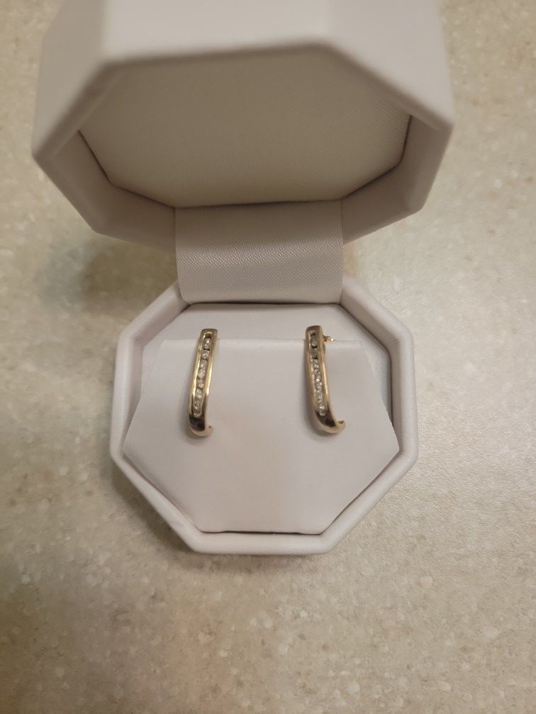 14 K Gold Diamond Earrings.  Weight Is 2.2 Grams 