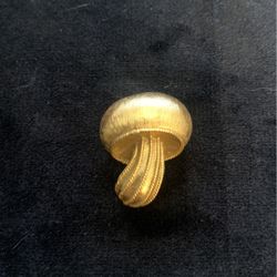 Vintage Crown Trifari Little Mushroom Brooch Brushed Gold Tone Signed